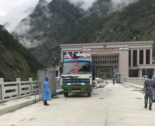 रसुवागढी नाकामा चहलपहल बढ्यो