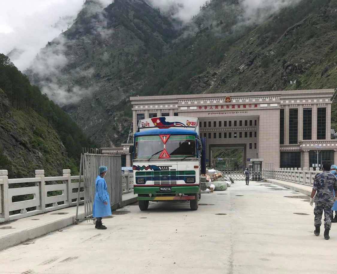 रसुवागढी नाकामा चहलपहल बढ्यो