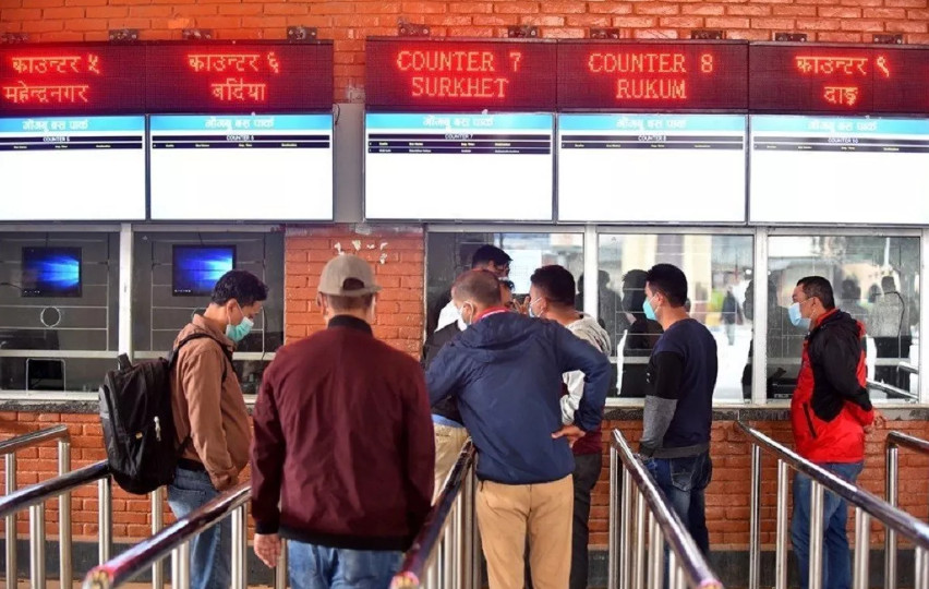 नयाँबसपार्कमा यात्रुको झोला तान्दा.....