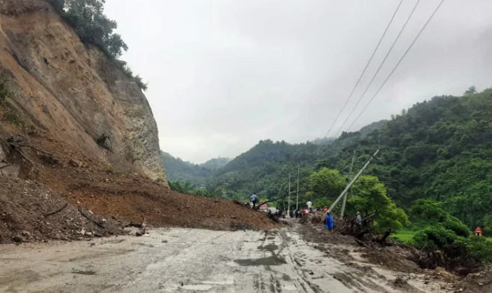 पहिरोले अवरुद्ध पृथ्वी राजमार्ग सञ्चालन