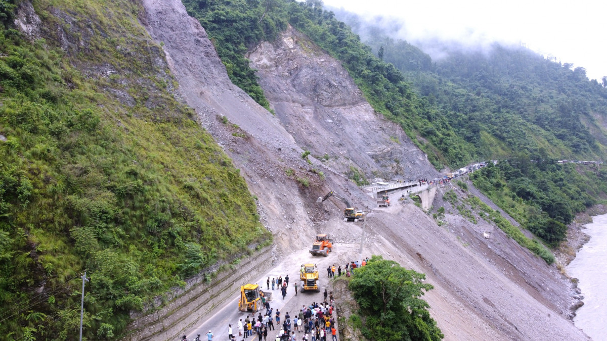 नारायणगढ–मुग्लिन सडकखण्डको कालीखोलामा खसेको पहिरो हटाइँदै, ३ बजेभित्र सडक सुचारु हुने