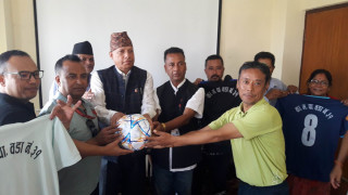 प्रयाग सिंह स्मृतिकप फुटबल खेलाडीलाई वडा नं ३१ द्धारा खेल सामग्री हस्तान्तरण 