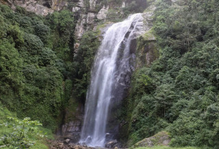 पर्यटकको आकर्षक गन्तव्य बन्दै भोजपुरको महभिर झरना