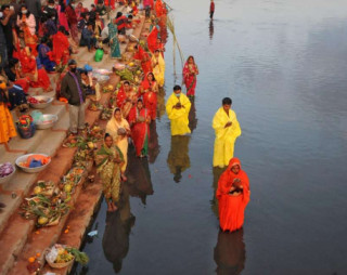आज सूर्यको पूजा आराधना गरी छठ मनाइदै