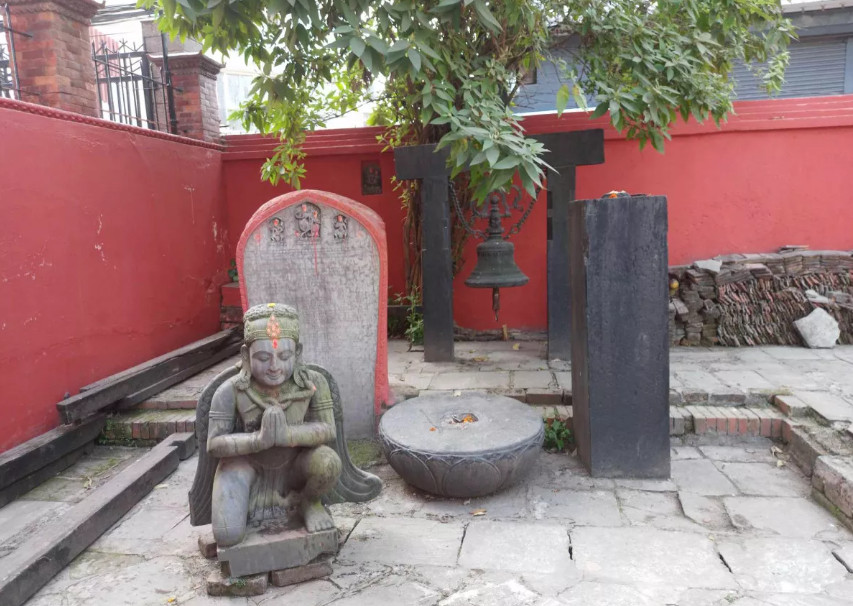 भूकम्पको नौ वर्षमा पनि ठडिएन हिटी पोखरीको गरुडनारायण मूर्ति