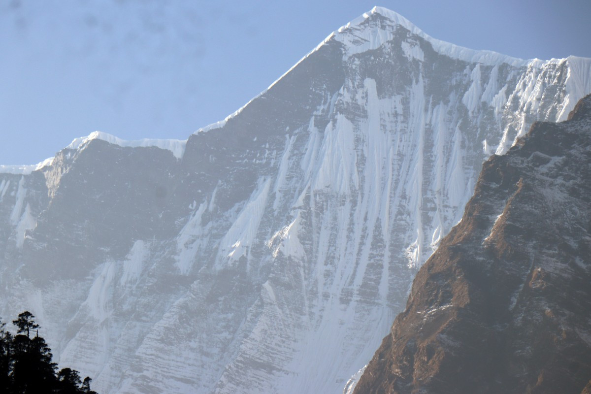 हिउँले टलक्क टल्कने सोलुखुम्बुका हिमाल कालापत्थरमा परिणत हुँदै