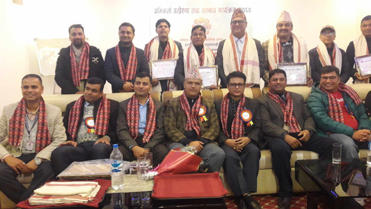 राष्ट्रिय बिमा कम्पनीमा उत्कृष्ट बने उत्तर बहादुर ऐर, जिते ३० हजार नगद र एकलाखको दुर्घटना बिमा