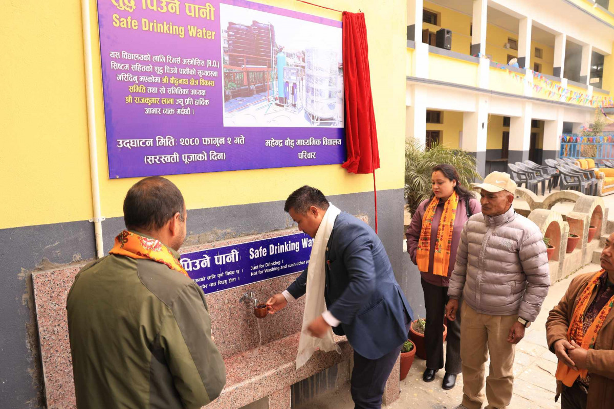 खानेपानीको अभाव झेलिरहेको महेन्द्र बौद्ध विद्यालयलाई बौद्धनाथ क्षेत्र विकासको राहत