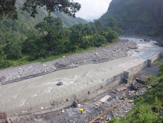 नदी कटानका कारण साँघुरिँदै बस्ती : जग्गा छैन तर कर तिर्दैछन् स्थानीयवासी