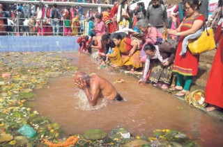 मातातीर्थ औंशी अर्थात आमाको मुख हेर्ने दिन श्रद्धापूर्वक मनाइँदै