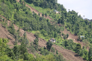 ताप्लेजुङमा पहिरोमा परी एकै परिवारका चारजनाको मृत्यु, दुई घाइते
