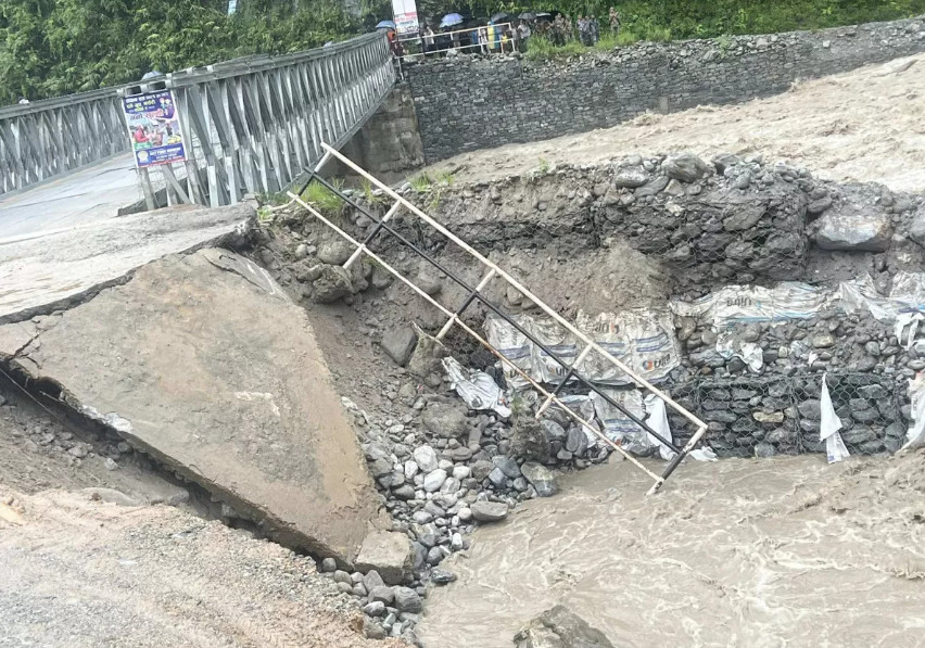 मेलम्चीको बाढीले बेलीब्रिज बगाउने खतरा
