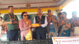 नेपाल भारत मैत्रीसंघद्धारा मातापितालाई जलपान