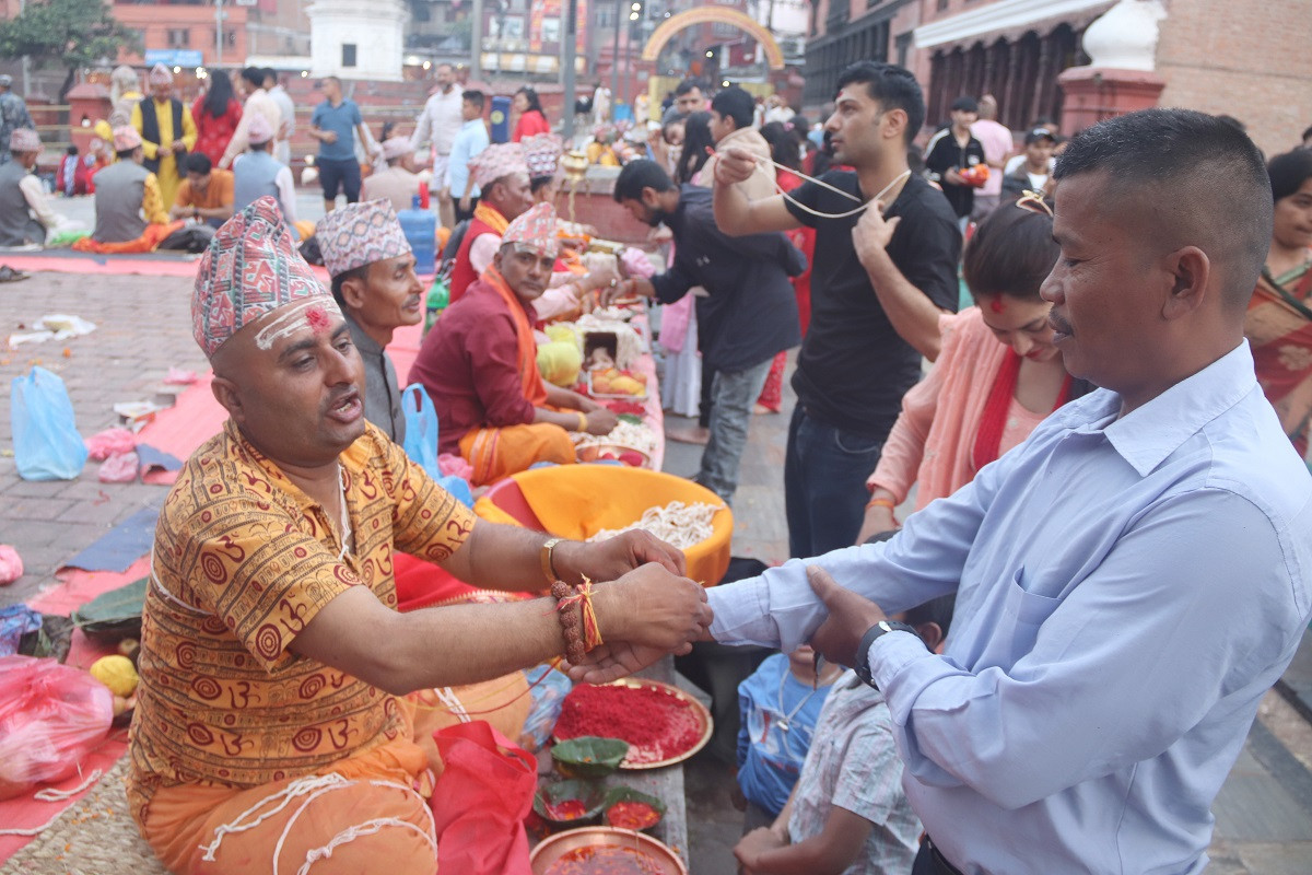 आज जनैपूर्णिमा, रक्षाबन्धन धारण गरेर मनाइँदै
