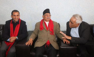सरकारको ढोक्सा थाप्दै प्रचण्ड, भन्छन् सरकार हाम्रो प्राथमिकता होइन