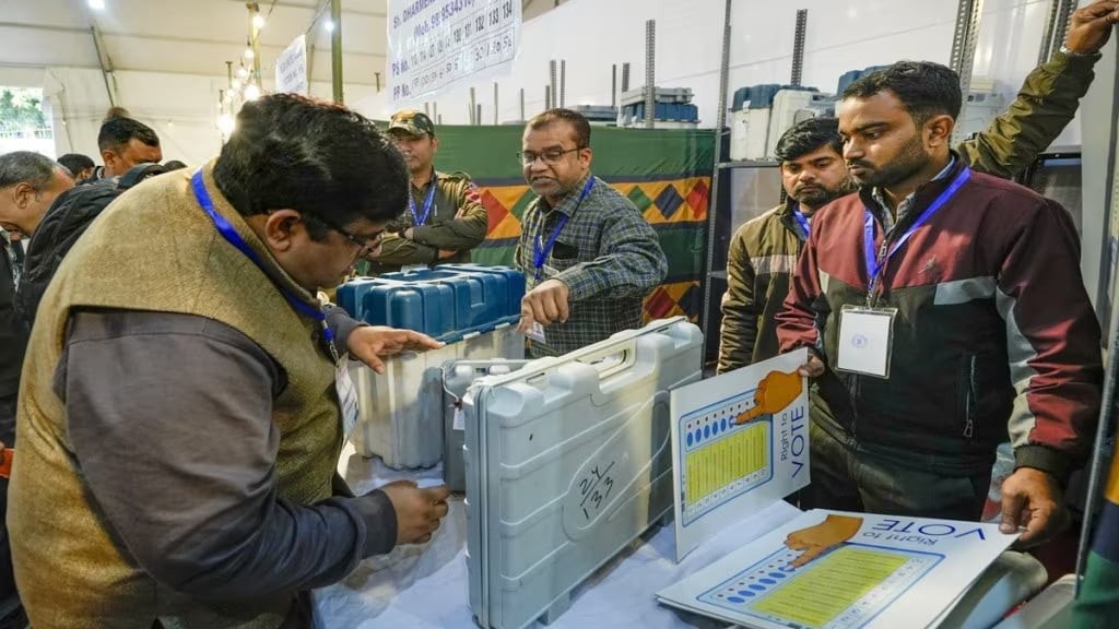 दिल्ली विधानसभाका लागि मतदान जारी, ७० सिटका लागि ६ सय ९९ जना चुनावी मैदानमा
