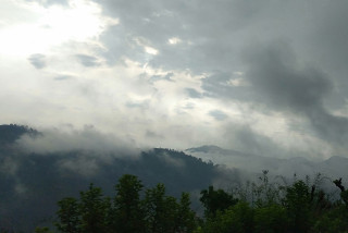 इलाममा भारी वर्षा, राति पश्चिममा मनसुन सक्रिय