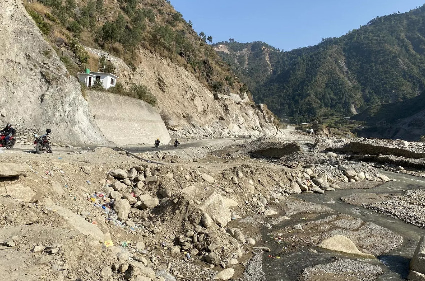 बाढीले क्षतिग्रस्त बिपी राजमार्ग : चार खण्डमा पुनर्निर्माण हुँदै