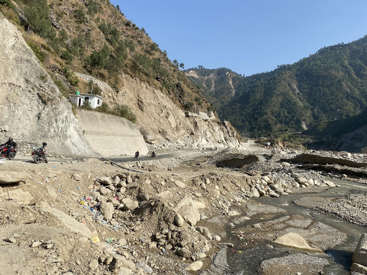 पहिरोले बिपी राजमार्गका विभिन्न तीन स्थानमा यातायात अवरुद्ध