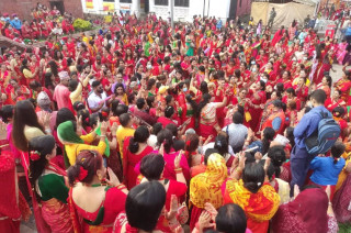 तीजको रौनकः फेरिँदै तीज मनाउने शैली