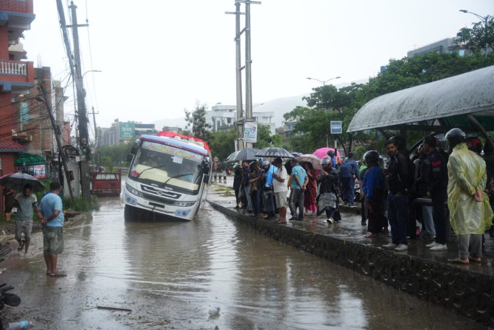 तीन दिनसम्म काठमाडौं उपत्यका भित्रिने र बाहिरिने लामो दूरीका सवारी आवतजावतमा रोक