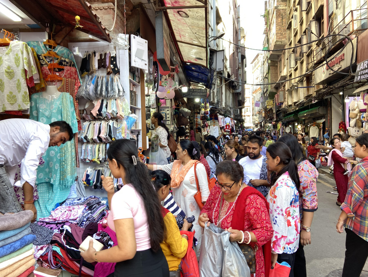 तिहार नजिकिँदै गर्दा बजारमा किनमेल गर्नेको चहलपहल बढ्दै