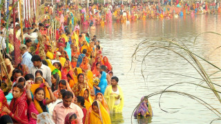 छठ पर्वको मुख्य दिन : अस्ताउँदो सूर्यलाई विधिपूर्वक अर्घ्य दिइँदै