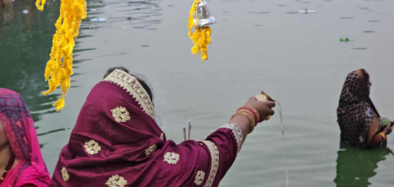 जनकपुरधाममा उदाउँदै गरेको सूर्यलाई दिइयो अर्घ्य, छठ सम्पन्न