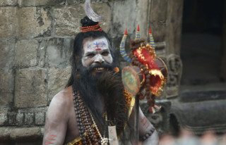 पशुपतिमा आएका नागा बाबा र साधुसन्तलाई बिदाइ गरिँदै