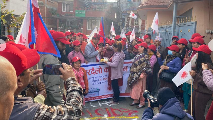 काठमाडौं-१ मा रेग्मीलाई जनताको अपार समर्थन, विपक्षी रणनीति फेर्दै