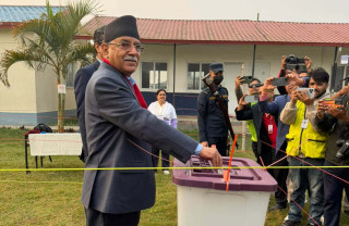 चितवनस्थित नेपाल प्रहरी स्कुलमा प्रचण्डले  गरे मतदान