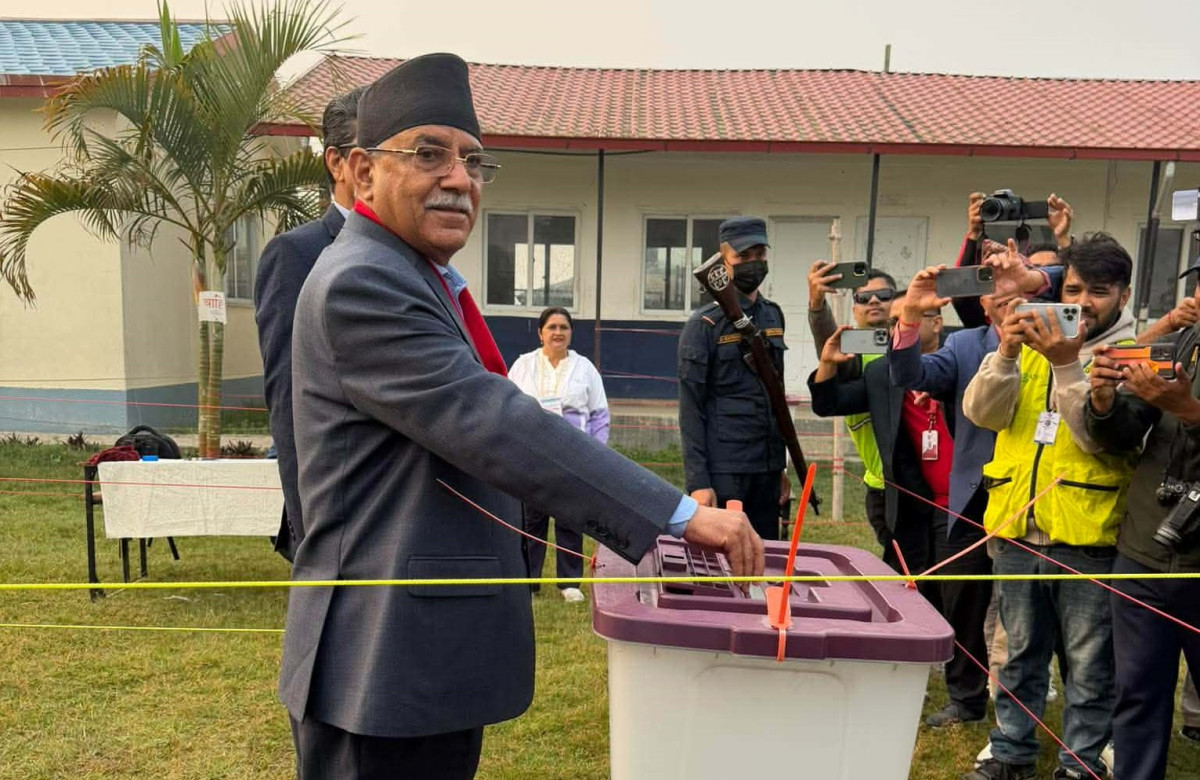 चितवनस्थित नेपाल प्रहरी स्कुलमा प्रचण्डले  गरे मतदान