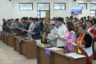 प्रतिनिधिसभा सदस्यको सपथमा जे देखियो...
