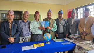 डा तुलसी भट्टराईद्धारा महेन्द्रप्रियाका प्रधानाध्यापकलाई साहित्यिक कृति हस्तान्तरण