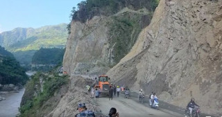 नारायणगढ–मुग्लिन सडकमा पहिरो पन्छाउने उपकरण तयारी अवस्थामा