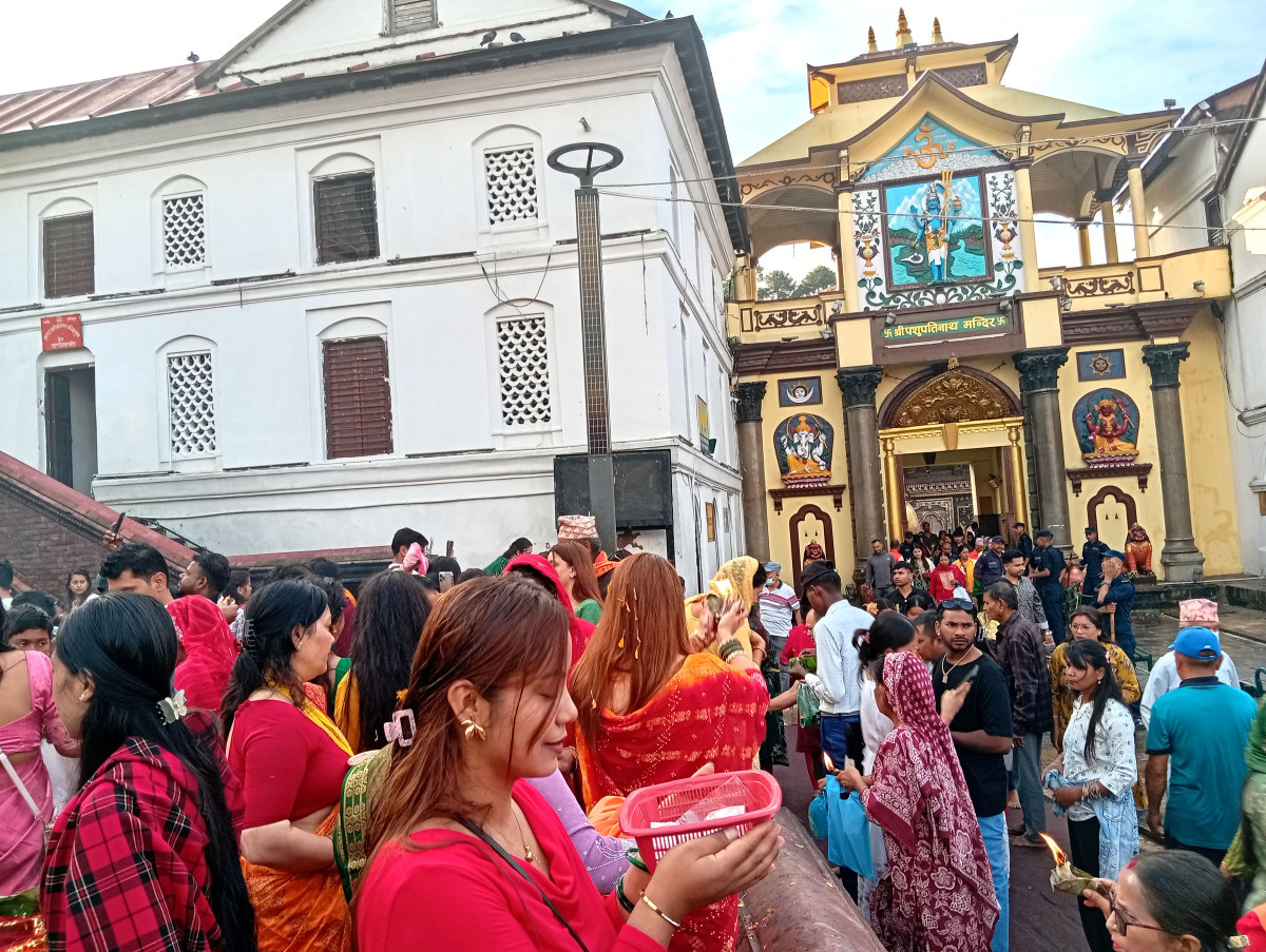 साउनको दोस्रो सोमबार: पशुपतिनाथमा बिहानैदेखि भक्तजनको लर्को