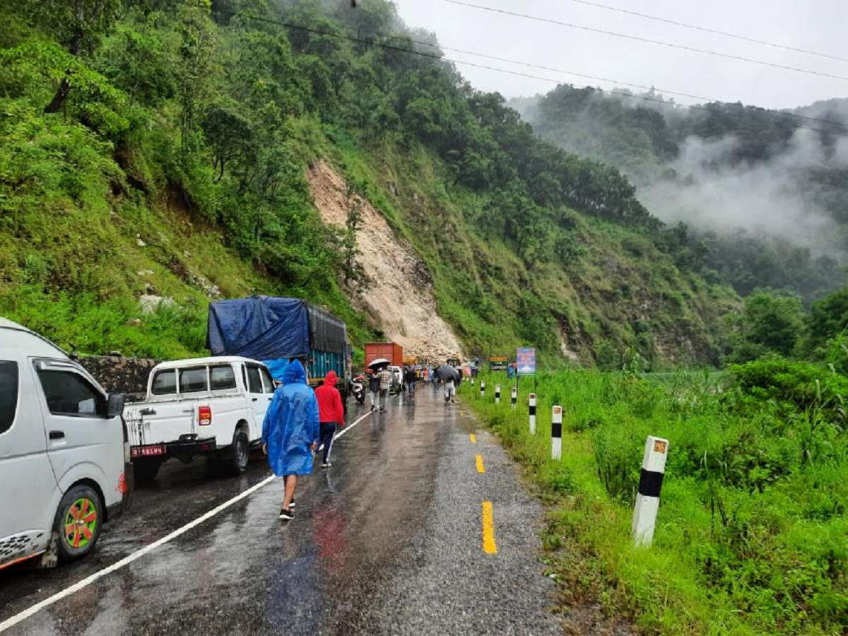 वर्षाले विभिन्न राजमार्ग अवरुद्ध, यात्रामा सतर्कता अपनाउन आग्रह